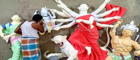 গাইবান্ধায় দূর্গাপূজা নিয়ে ব্যস্ত প্রতিমাশিল্পীরা