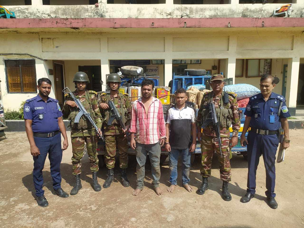 নেত্রকোণায় ট্রাক থেকে চাঁদা আদায় ও মালামাল লুটের অভিযোগে দুইজনকে আটক করেছে সেনাবাহিনী