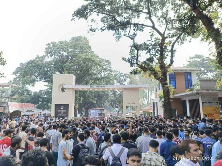 চট্টগ্রাম বিশ্ববিদ্যালয়ে যুবলীগের নেতা-কর্মীদের হামলার ঘটনায় মামলার এজহারনামীয় পাঁচজনকে গ্রেপ্তার করেছে পুলিশ