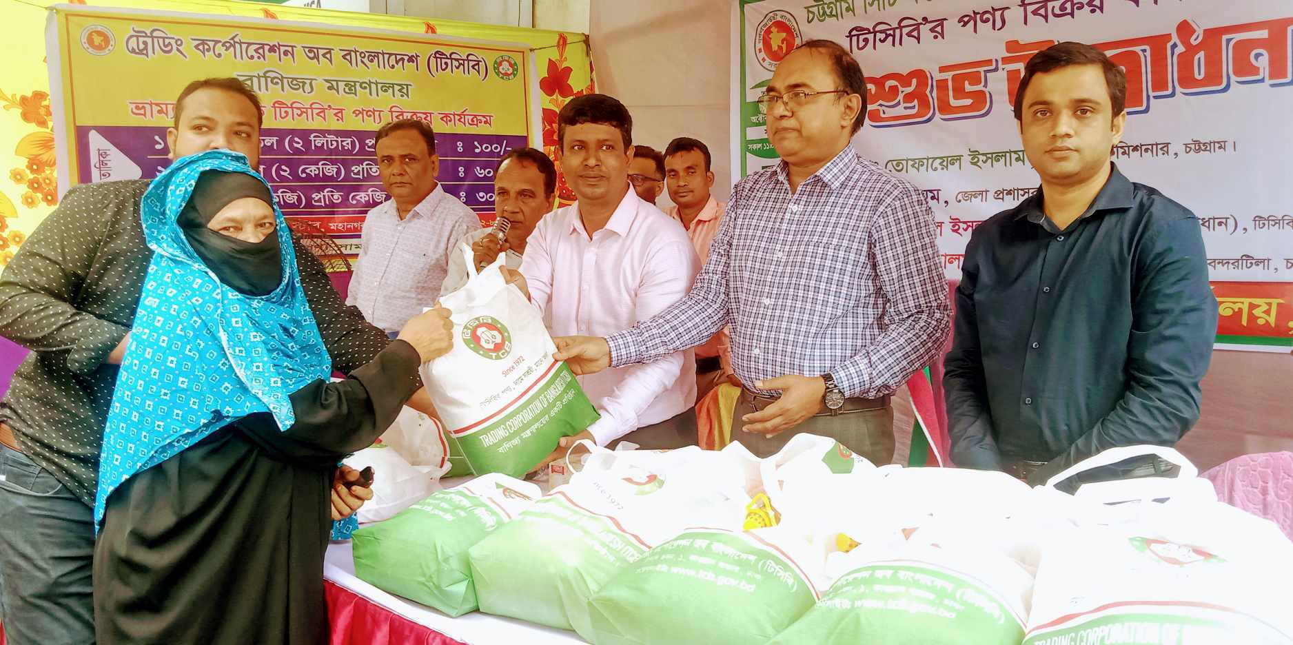ইপিজেডে ভ্রাম্যমাণ ট্রাকে টিসিবির পণ্য বিক্রয় কার্যক্রম উদ্বোধনে বিভাগীয় কমিশনার: সবার জন্য টিসিবির পণ্য