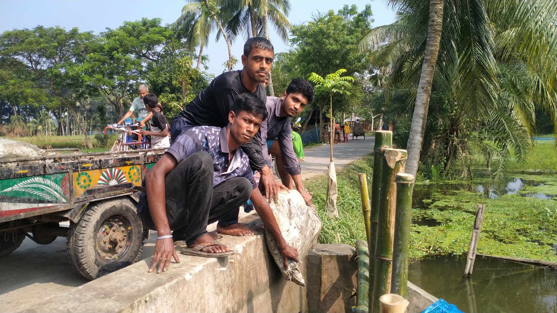 একটা বাঁধের কারণে দুই উপজেলার পানি বন্দী লক্ষ লক্ষ মানুষের বেঁচে থাকার আশা জাগল