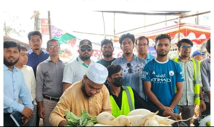 কেরানি হাটে ক্রয়মূল্যে তরিতরকারি বিক্রি করে অন্যন্য দৃষ্ঠান্ত স্থাপন