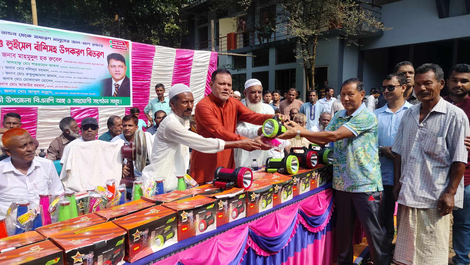 গারো পাহাড়ে বন্য হাতির তাণ্ডব ঠেকাতে সার্চ লাইট বিতরণ