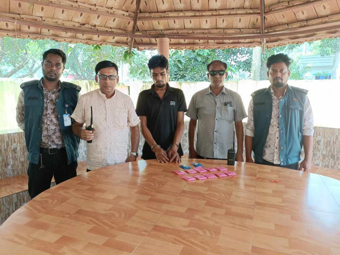 রাণীশংকৈলে ২৪০০ পিস ইয়াবা ট্যাবলেট সহ মাদক ব্যবসায়ী আটক