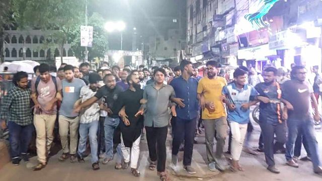 ছাত্রলীগ নিষিদ্ধ হওয়ায় জবিতে আনন্দ মিছিল