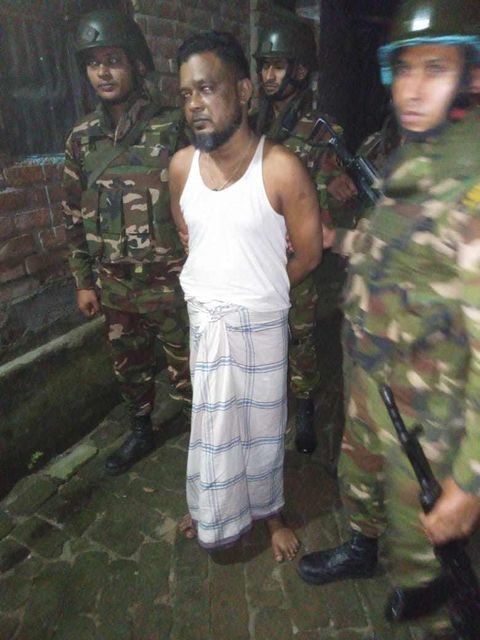 নেত্রকোণায় চিহ্নিত সন্ত্রাসী আলামিন সেনাবাহিনীর হাতে গ্রেফতার