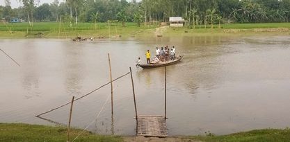 গাইবান্ধার ঘাঘট নদীর ফোরকানিয়া ঘাটে ব্রিজ না থাকায় নৌকাই ভরসা
