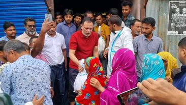 শেরপুরে বন্যার্তদের মাঝে বিএনপি নেতার খাদ্য সামগ্রী বিতরণ