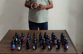 বিপুল পরিমাণ ফেন্সিডিল সহ আটক-১