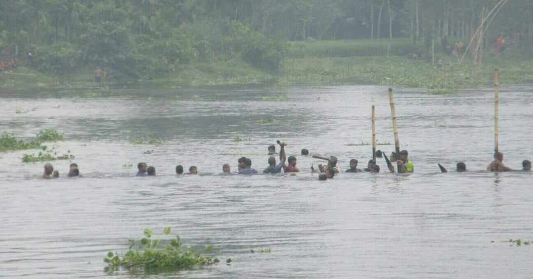 গাইবান্ধার মানাস নদীতে মাছের ঘের ভেঙ্গে দিলেন স্থানীয় কৃষকরা