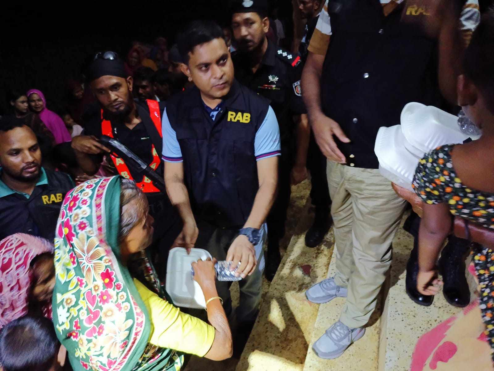 শেরপুরের বন্যা দূর্গতদের পাশে র‍্যাব-১৪