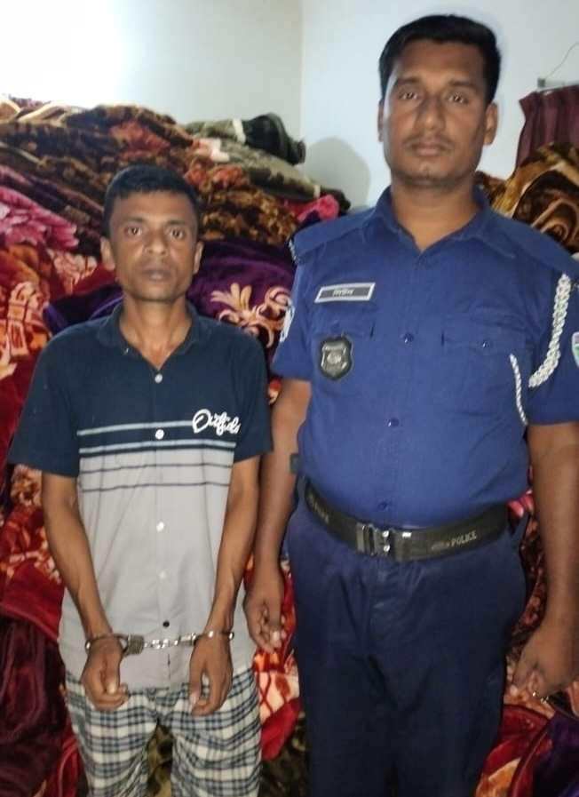 মধ্যনগরে ভারতীয় কম্বল সহ যুবক আটক