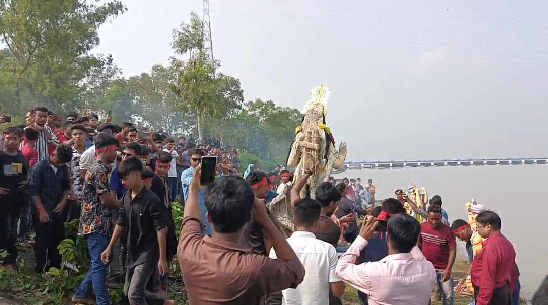 শারদীয় দুর্গাপূজার প্রতিমা বিসর্জনে তিস্তা পাড়ে মানুষের ঢল