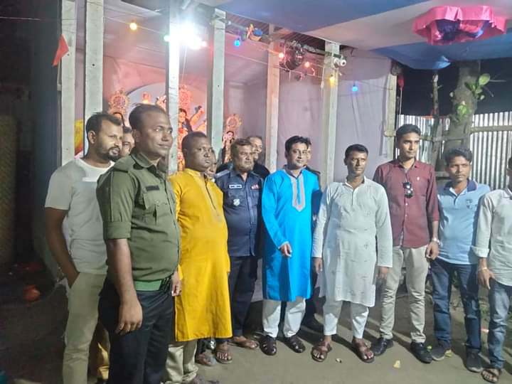 হোসেনপুরে শারদীয় দুর্গা পূজা পরিদর্শন করেন উপজেলা যুবদল
