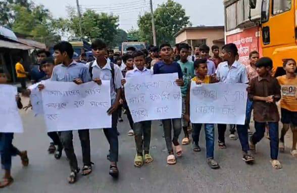 গোমস্তাপুরে তন্ময় হত্যার বিচারের দাবিতে বিক্ষোভ মিছিল করেছে শিক্ষার্থীরা
