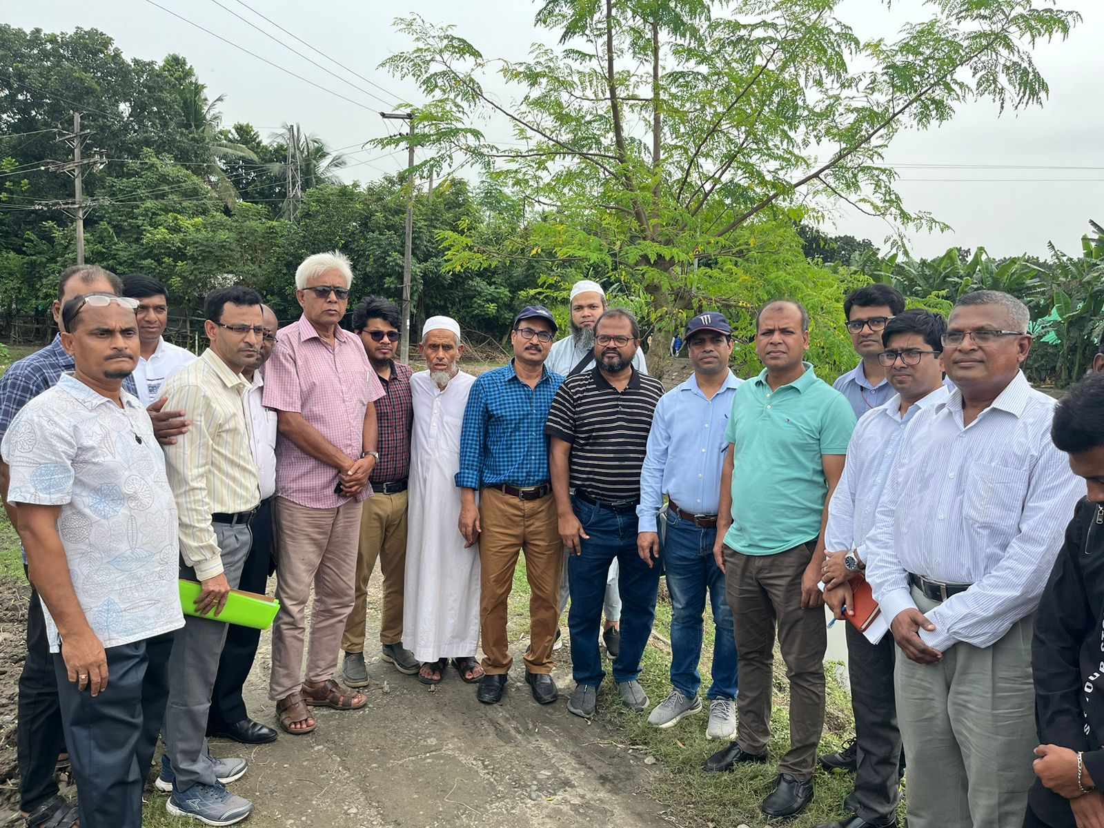 আমডাঙ্গা খাল সংস্কার ও পুনঃখনণের জন্য বিশ্ব ব্যাংক এবং পানি উন্নয়ন বোর্ডের সদস্যদের খাল পর্যবেক্ষণ