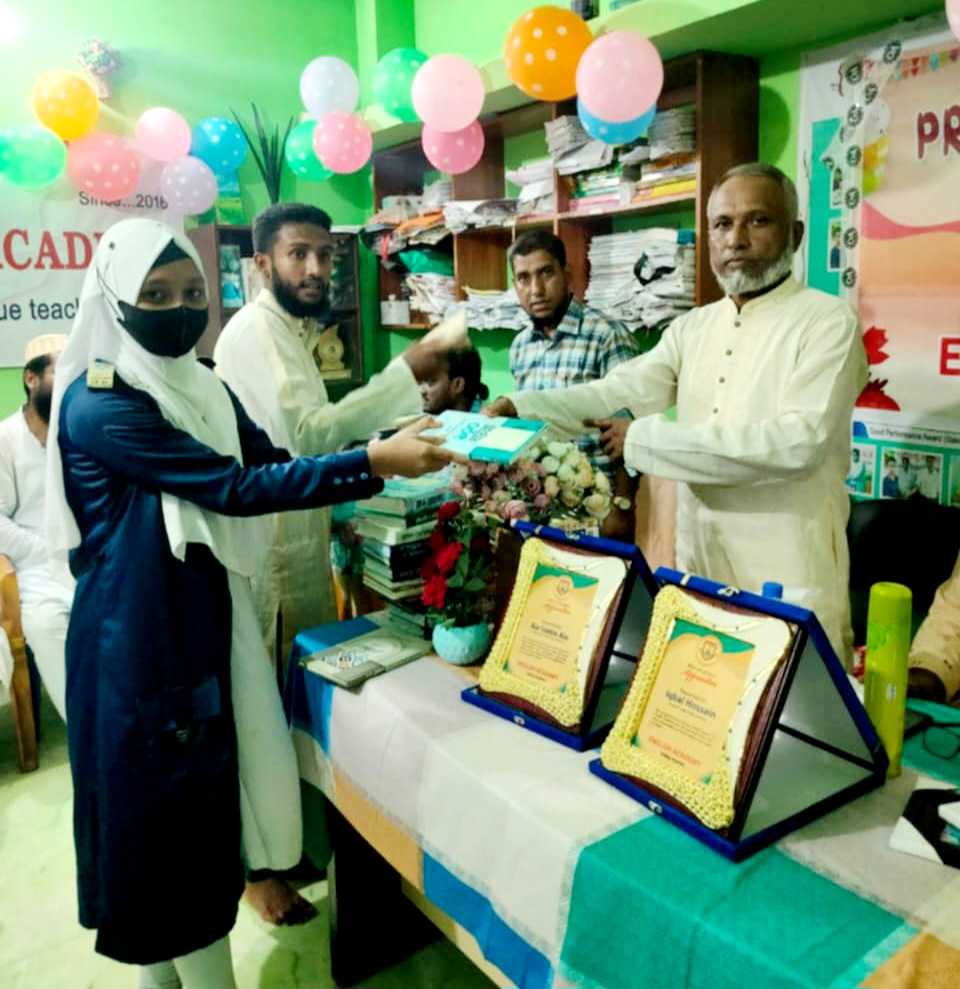 ইংলিশ একাডেমীর পুরষ্কার বিতরণ ও সংবর্ধনা অনুষ্ঠান সম্পন্ন