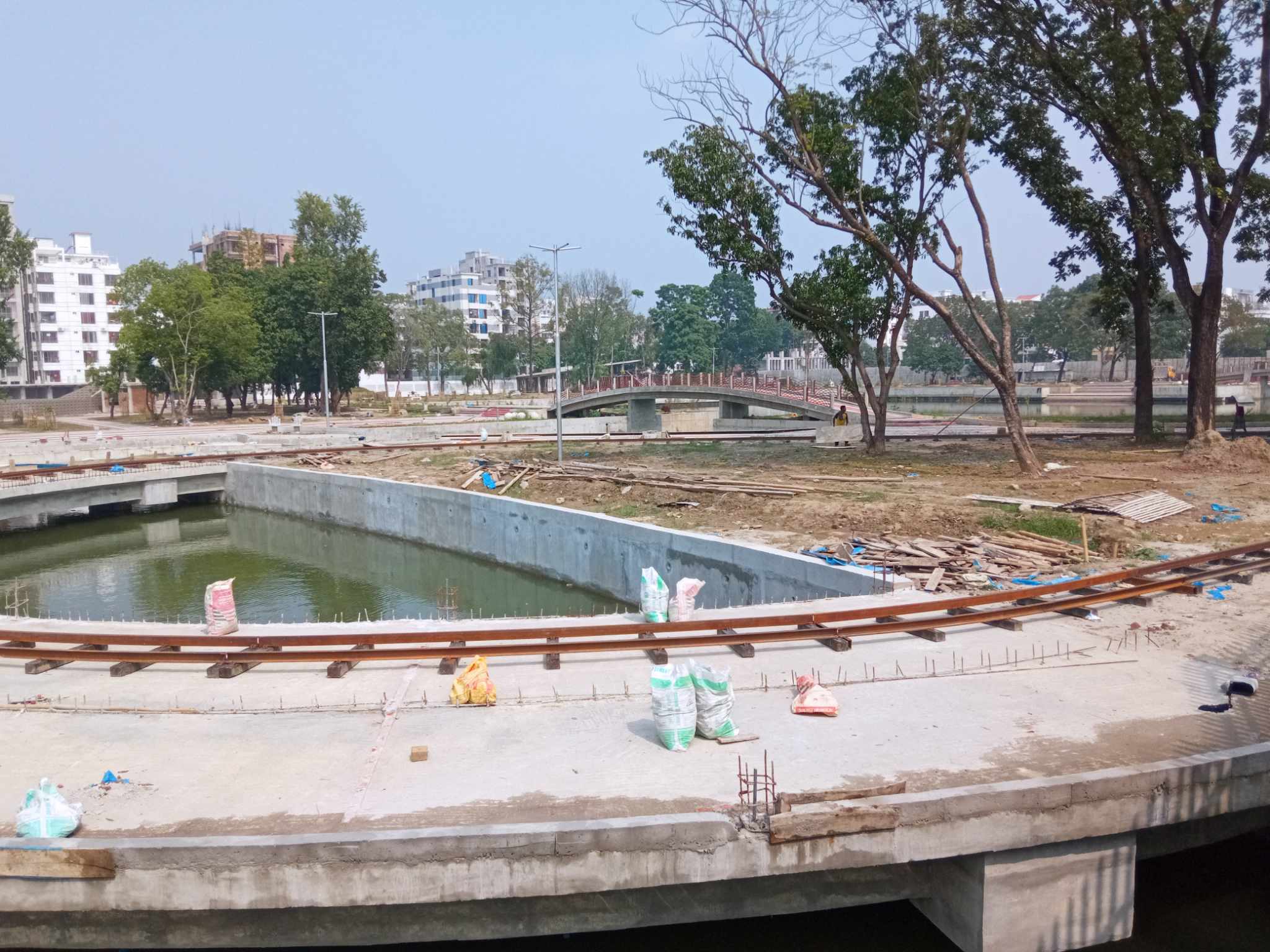 বিএনপি পন্থী ঠিকাদার আ’লীগ পন্থী ঠিকাদারকে ছত্রছায়ায় রাখার অভিযোগ