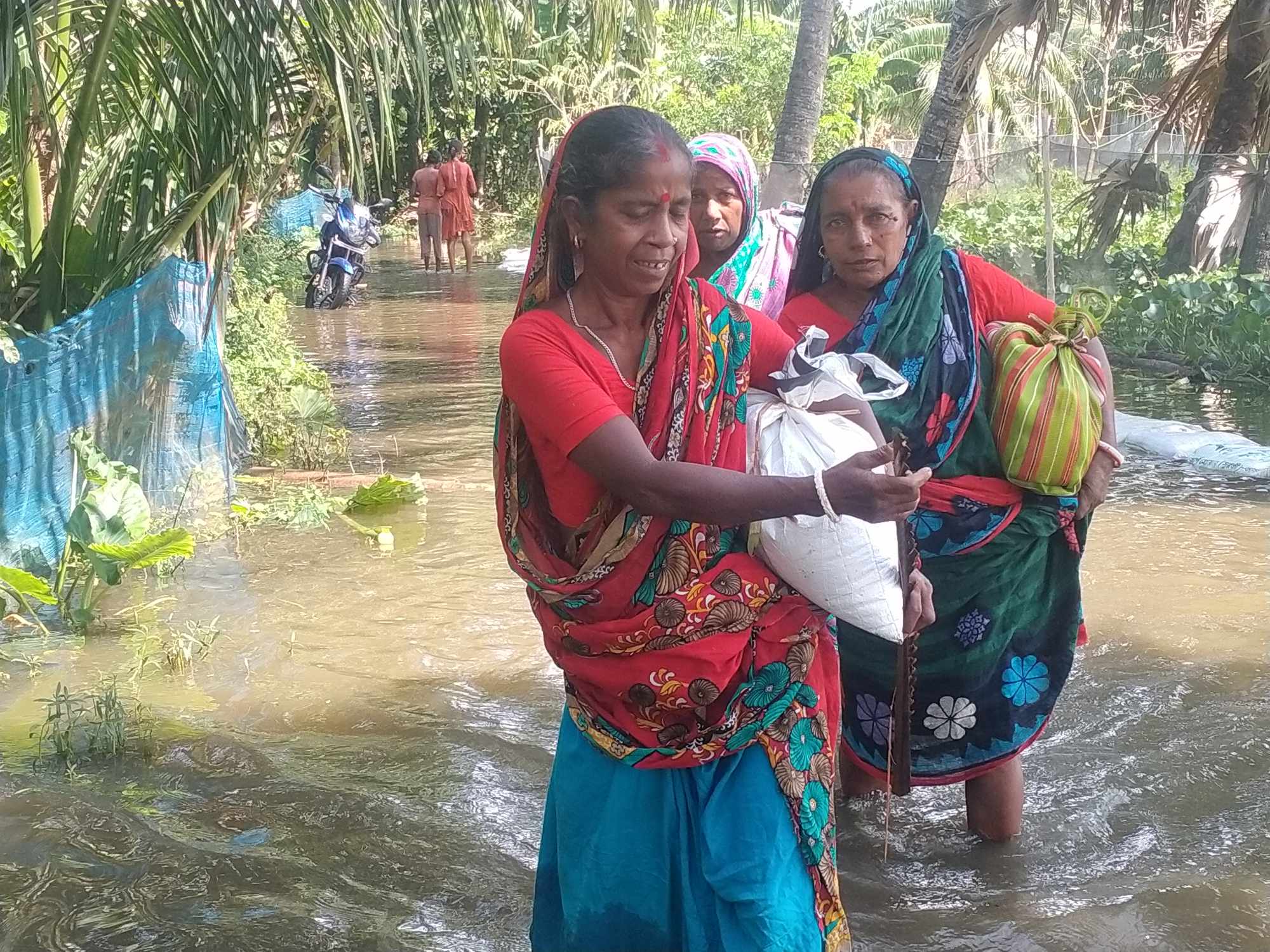 মনিরামপুরের পূর্বাঞ্চলে কয়েকটি গ্রামের মানুষ একমাস পানি বন্দী হয়ে বাস করছে