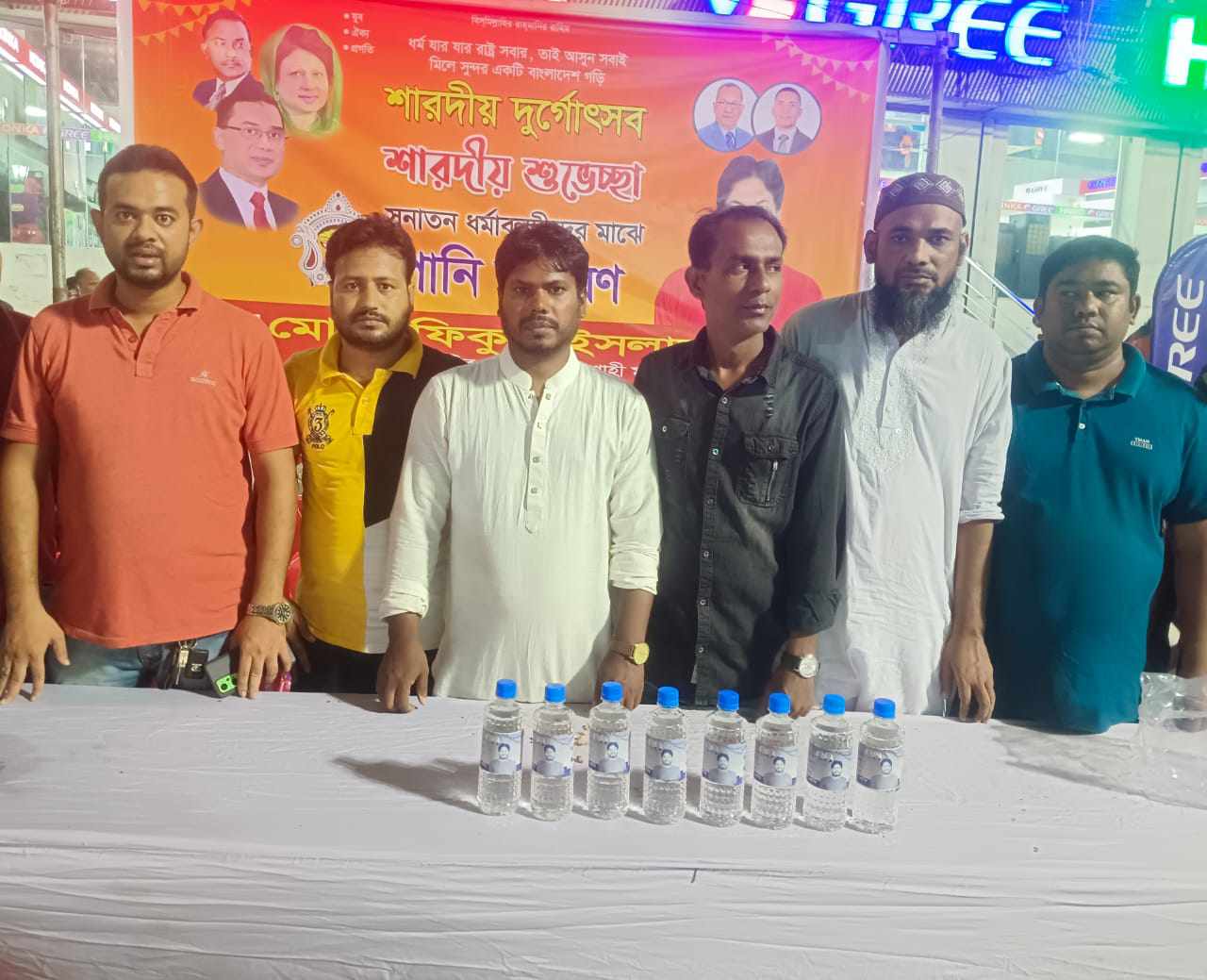 প্রতিমা বিসর্জনের যাত্রীদের মাঝে যুবদলের পানি বিতরণ