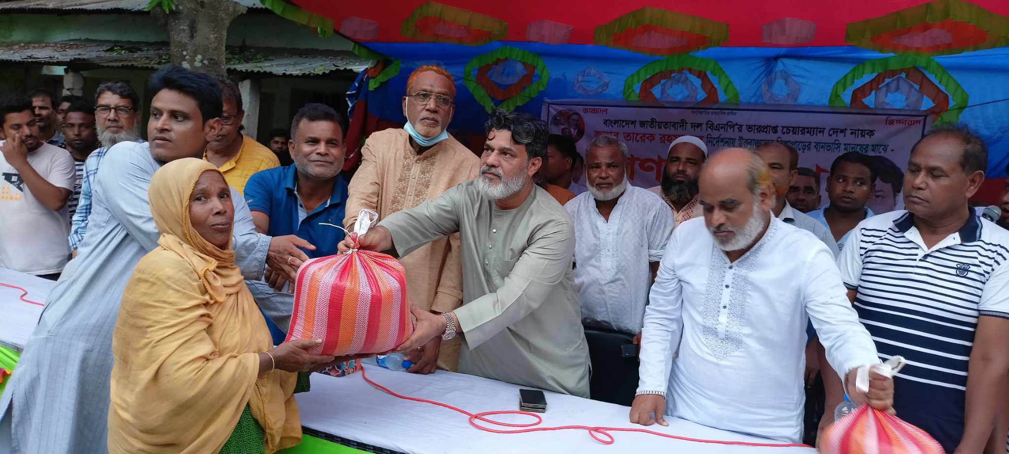 কাউনিয়ায় বন্যার্তদের মাঝে বিএনপির ত্রাণ বিতরণ 