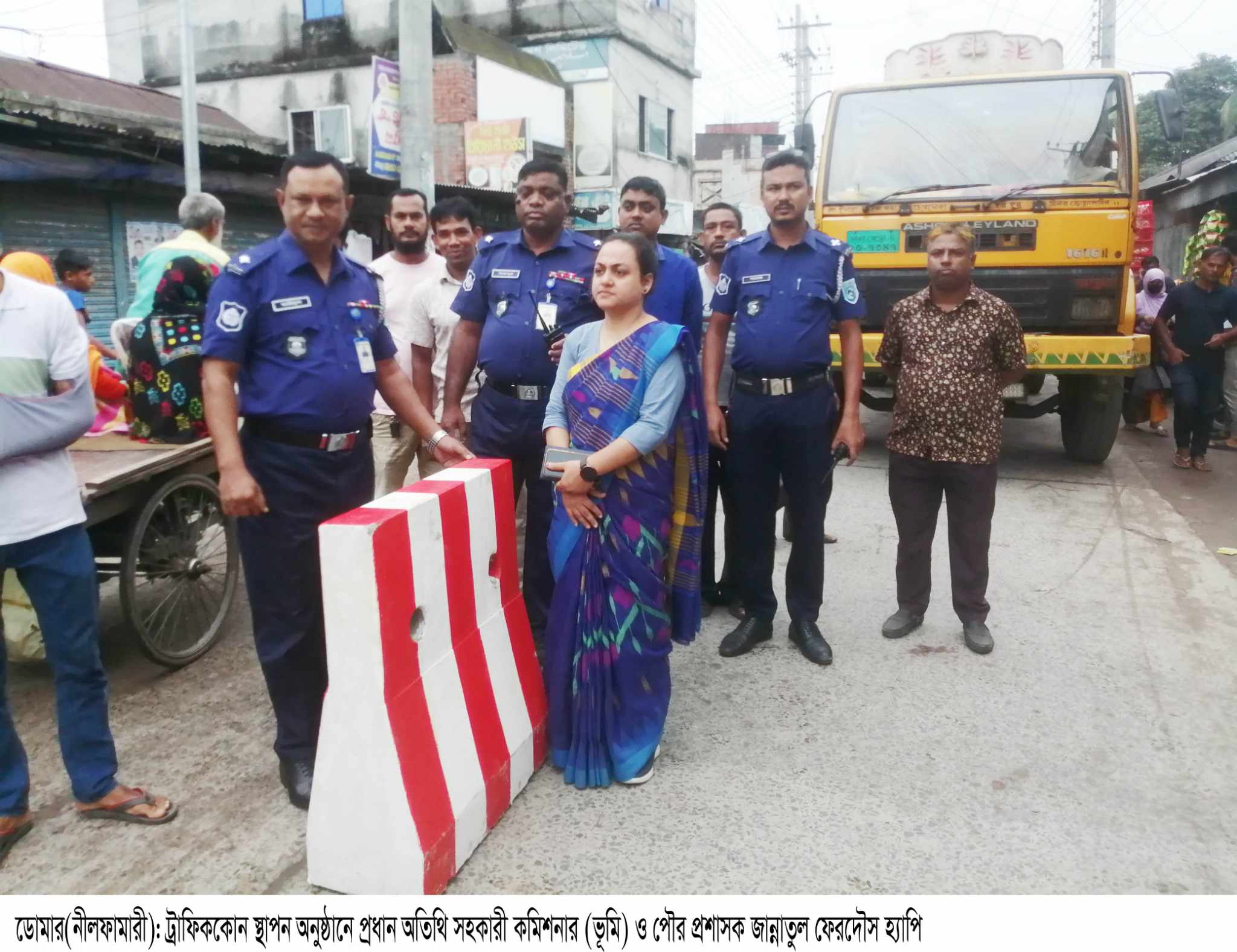 ডোমার বাজারে যানজট নিরসনে ট্রাফিককোন স্থাপন