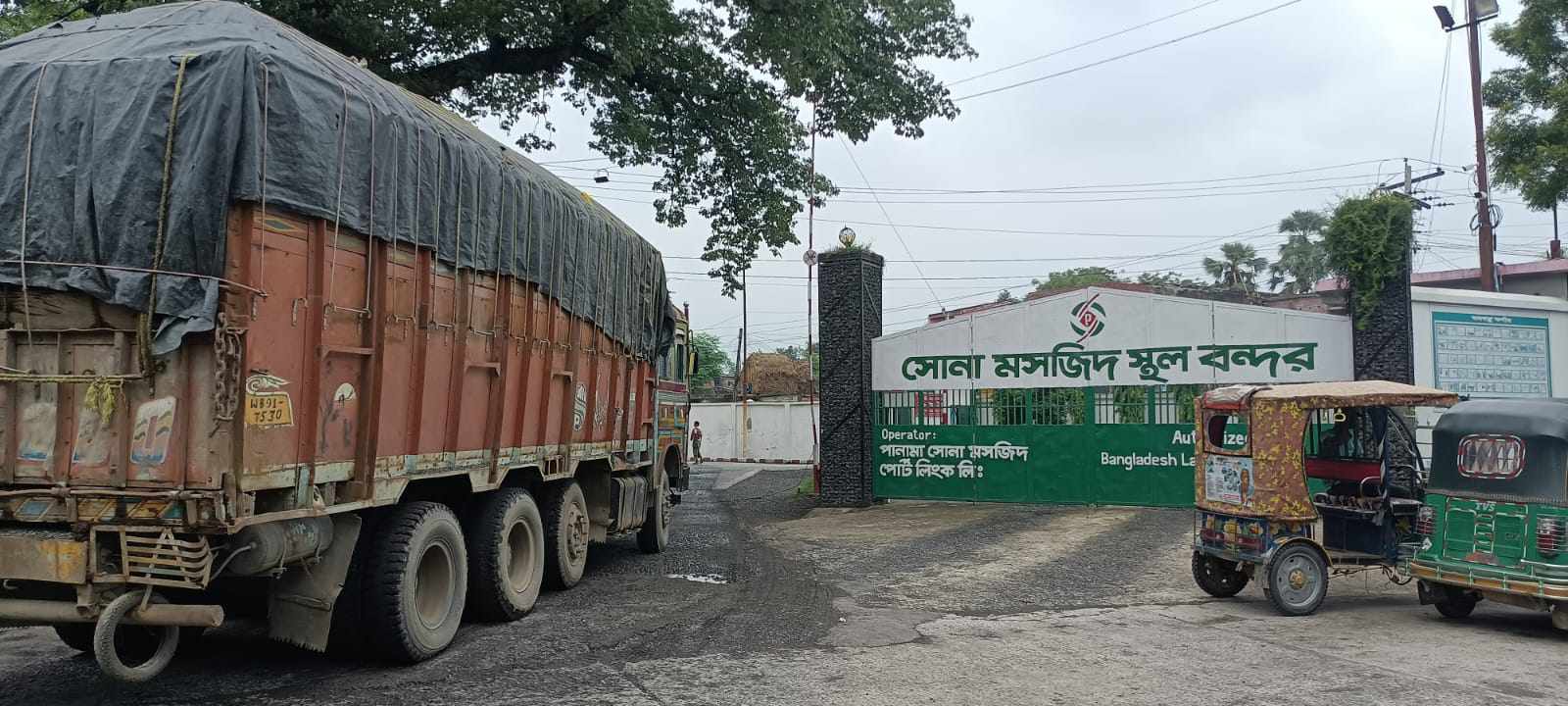 শারদীয় দুর্গাপূজা উপলক্ষে সোনামসজিদ স্থলবন্দর ৬দিন আমদানি-রপ্তানি বন্ধ