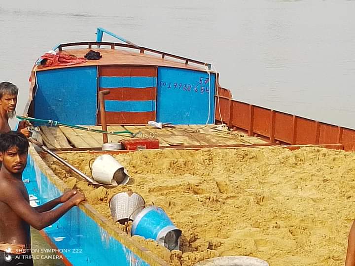 নেত্রকোণায় অবৈধভাবে বালুর রমরমা বাণিজ্য দেখার কেউ নাই
