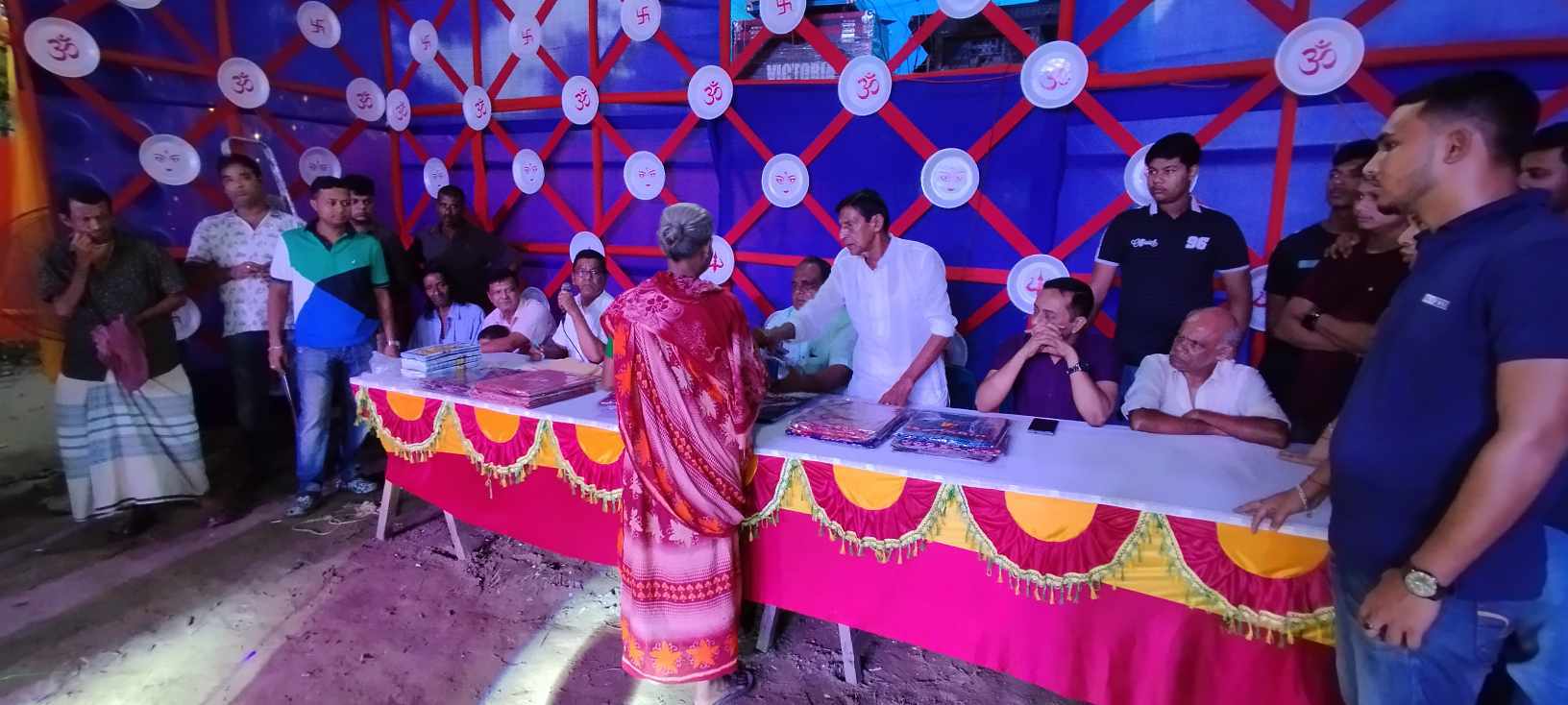 রায়পুরায় বন্ধু সংঘ পূজা উদযাপন কমিটির উদ্যোগে বস্ত্র বিতরণ