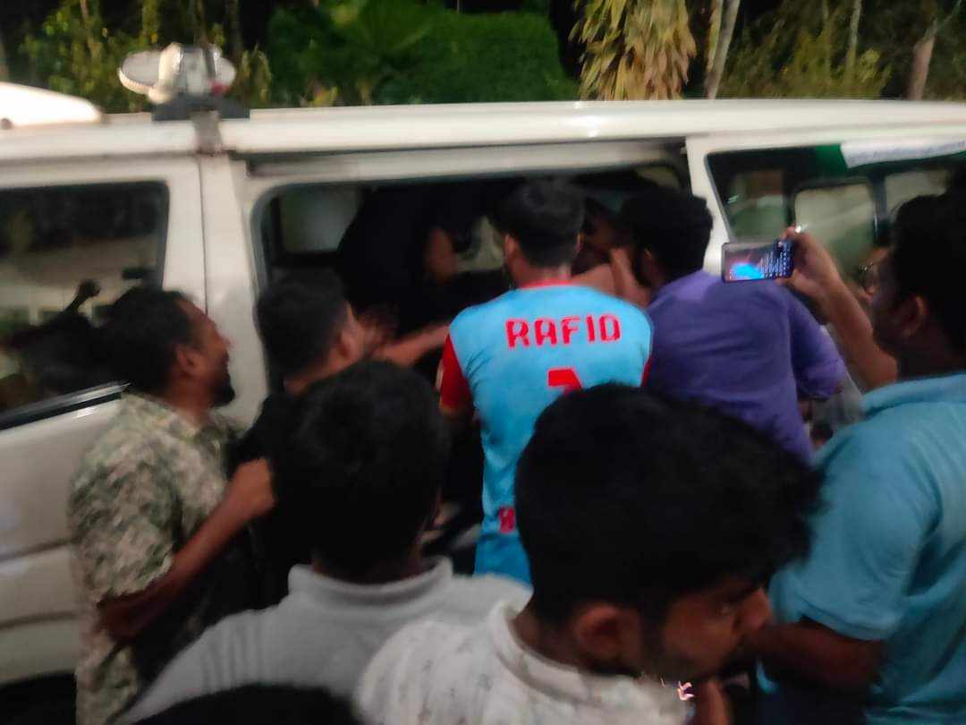 সিনিয়র নারী শিক্ষার্থীদের হেনস্থা অশোভন আচরণ বিশ্ববিদ্যালয়ের জুনিয়র শিক্ষার্থীর, সংঘর্ষে শিক্ষক ও শিক্ষার্থী আহত