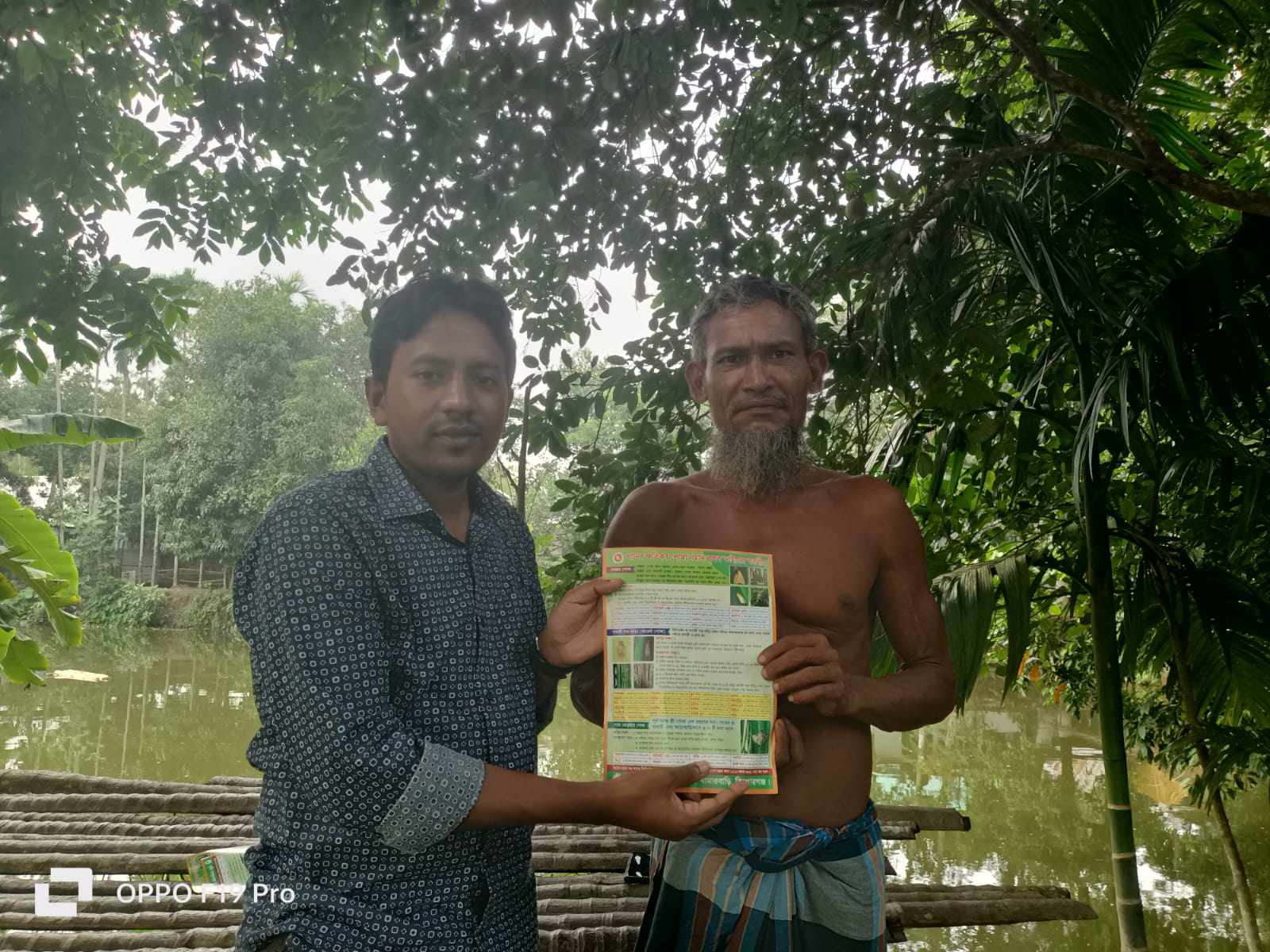 হোসেনপুরে ধান ক্ষেতে পোকার আক্রমণ ঠেকাতে মাঠে তদারকিতে কৃষি বিভাগ