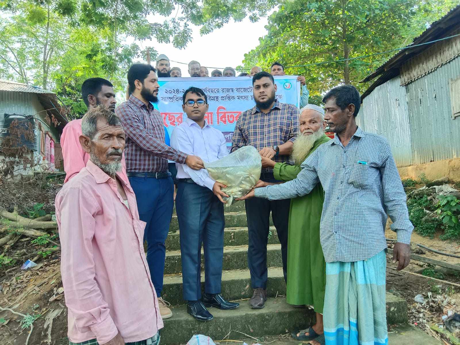 মৎস্যচাষীদের মধ্যে মাছের পোনা বিতরণ 