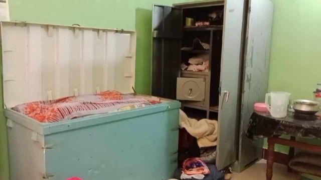 বোয়ালমারীতে ডিবি পুলিশের বাড়িতে পিস্তল ঠেকিয়ে ডাকাতি