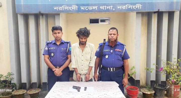 নরসিংদীতে হত্যা মামলার পলাতক আসামী আটক অস্ত্র উদ্ধার