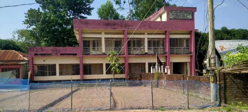 ক্ষমতার দাপট বিদ্যালয়ের মাঠ দখল করে সবজি চাষ
