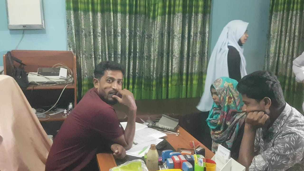 পুঠিয়ায় ডিগ্রী ছাড়াই চিকিৎসা সেবা জরিমানা ১০ হাজার