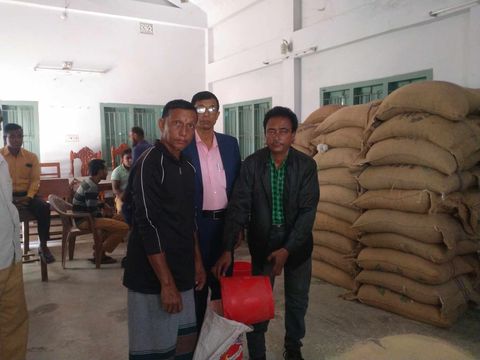 মনিরামপুরে বন্যা কবলিত ভবদহ অঞ্চলের দুর্বা ডাঙ্গা ইউনিয়নে ত্রাণ বিতরণ