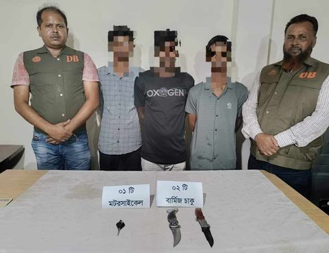 যশোর  গোয়েন্দা শাখা (ডিবি) বিশেষ  অভিযানে ০২ টি বার্মিজ চাকু, ০১ টি মোটরসাইকেল সহ গ্রেফতার-০৩