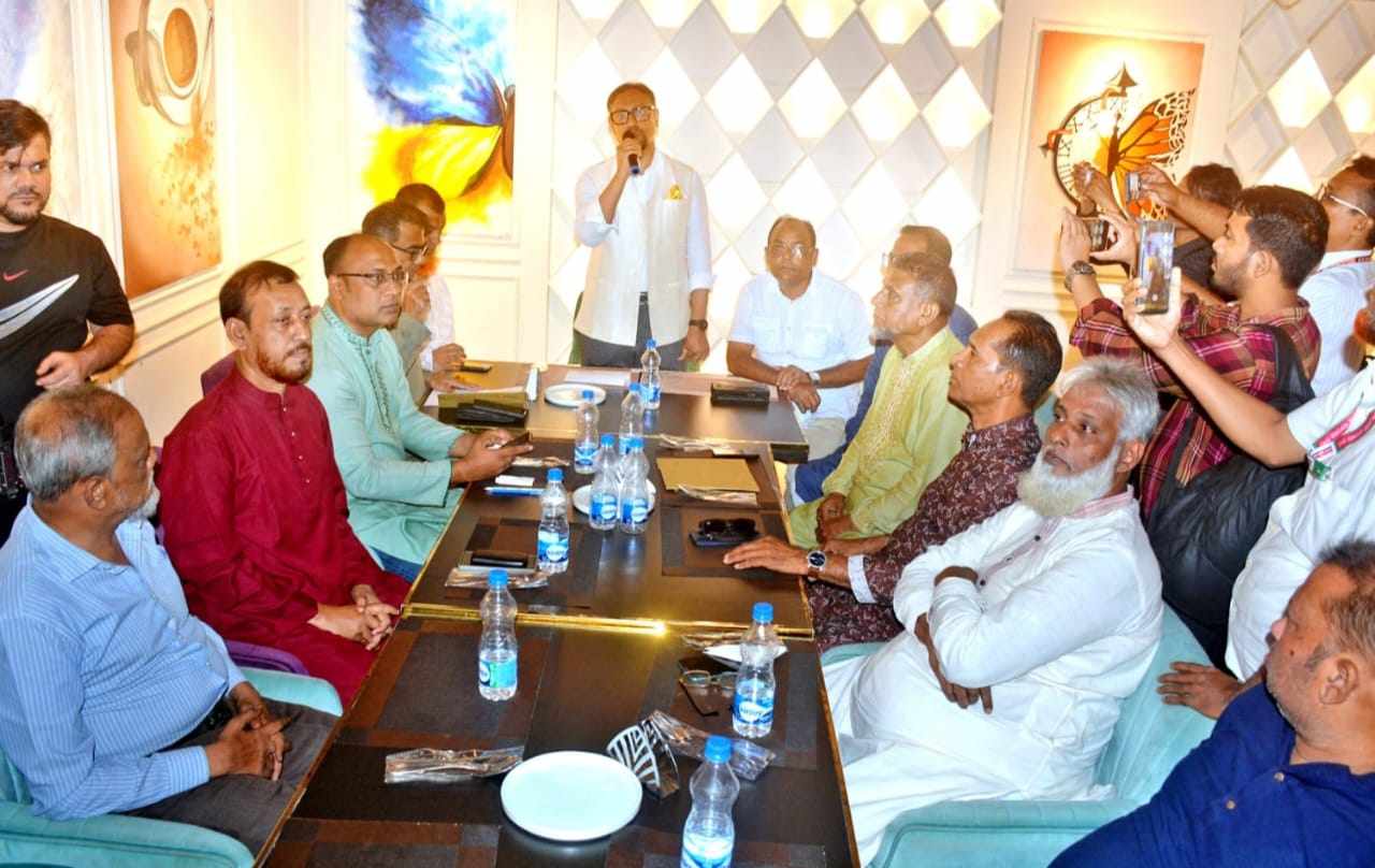বিএনপির সাবেক কাউন্সিলর প্রার্থীদের সাথে মতবিনিময় সভায় ডা. শাহাদাত হোসেন