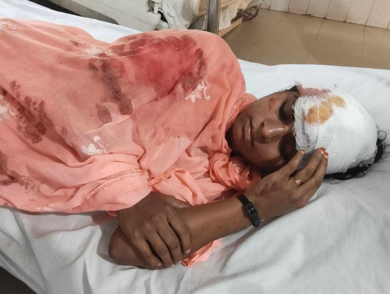কুলিয়ারচরে শিশুদের ঝগড়াকে কেন্দ্র করে প্রতিপক্ষের হামলায় এক নারী ও এক গ্রাম পুলিশসহ ৩জন আহত