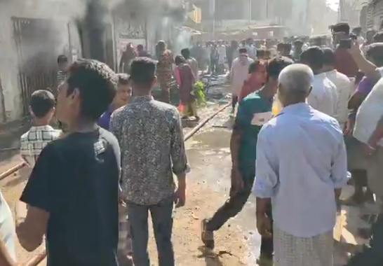 টাঙ্গাইলে রিক্সা শ্রমিক অফিসে বিক্ষুব্ধ শ্রমিকদের ভাংচুর ও অগ্নিসংযোগ