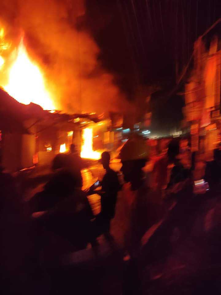 হোসেনপুরে ৭ টি দোকান পুড়ে ছাই: ৩ কোটি টাকার ক্ষতি