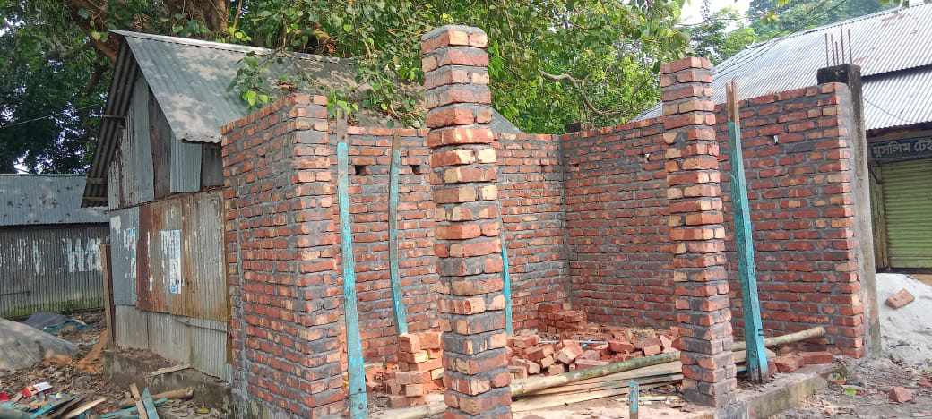 নগরকান্দায়র পোড়াদিয়া বাজারের সরকারি জায়গা দখল করে আঃ লীগ নেতার দোকান ঘর উত্তোলন