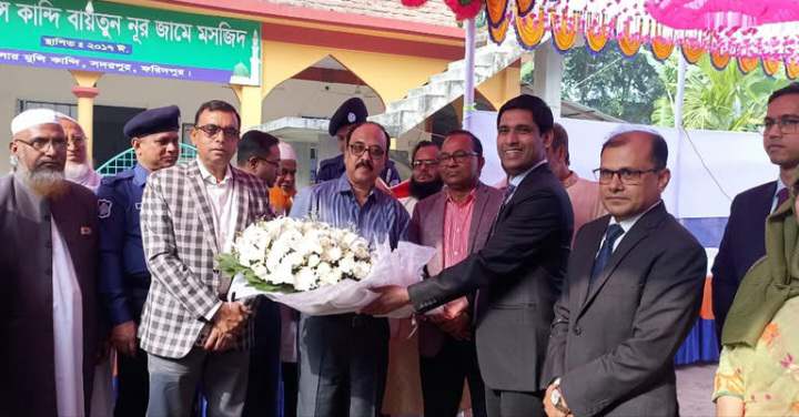 ফরিদপুরের সদরপুর আড়িয়াল খাঁ ওপদ্মা নদীতে ভাঙন এলাকা বিভাগীয় কমিশনার পরিদর্শন