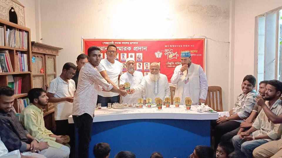 শেরপুরের নালিতাবাড়ীতে একুশে পাঠচক্র নিয়মিত আসরের পক্ষ থেকে স্বেচ্ছাসেবীদের সম্মাননা স্মারক প্রদান