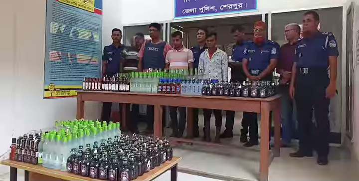 নালিতাবাড়ীতে ৭৭৪ বোতল ভারতীয় মদসহ আটক-২