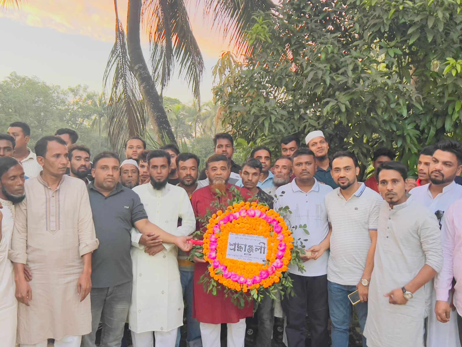 সালাউদ্দিন কাদের’র কবরে দক্ষিণ রাঙ্গুনীয়া শহীদ সালাউদ্দিন কাদের চৌধুরী স্মৃতি ঐক্য পরিষদের