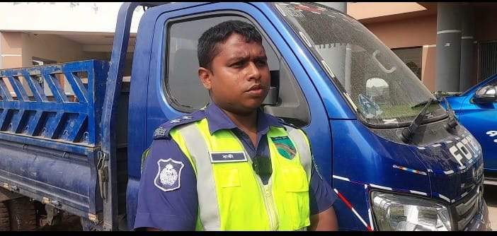 ফরিদপুরে ছিনতাইকৃত পিকআপ থেকে হাত পা বাধা ৩ জনকে উদ্ধার 