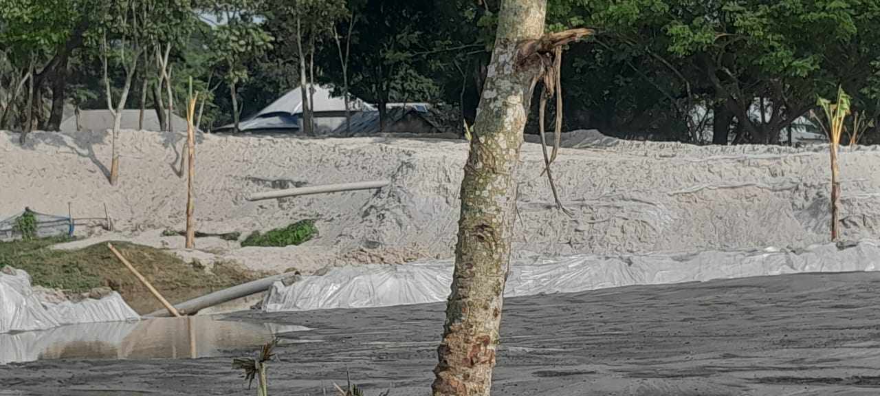আলফাডাঙ্গা মধুমতিতে ড্রেজারে বালু উত্তোলন, নদী গর্ভে বিলীন কৃষি জমি
