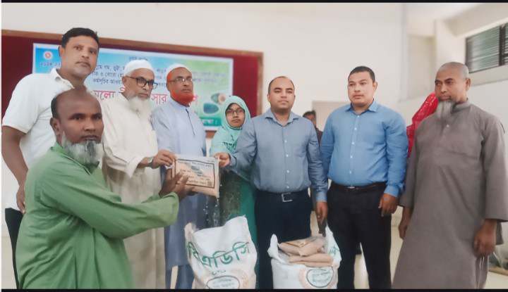 পলাশবাড়ীতে কৃষকদের মাঝে বিনামূল্যে বীজ ও সার বিতরণের উদ্বোধন